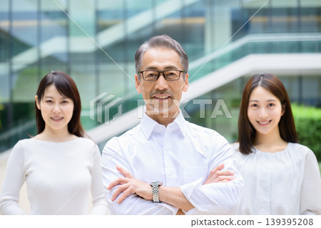 一對日本男女雙手交叉抱在胸前，看向鏡頭。 139395208
