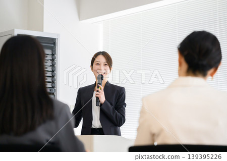 一名日本女子正在員工面前演講。 139395226