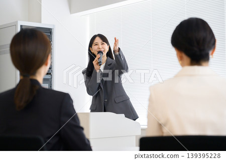 一名日本女子正在員工面前演講。 139395228