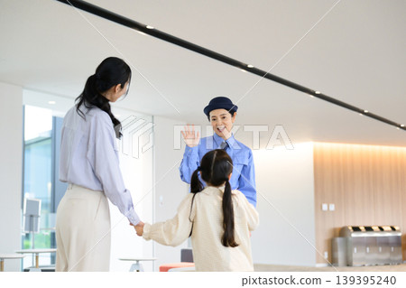 一名日本女童向保全揮手 一名日本女童向保全揮手 139395240