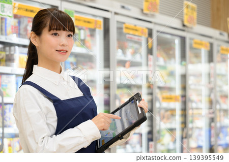 在超市工作的女店員 139395549