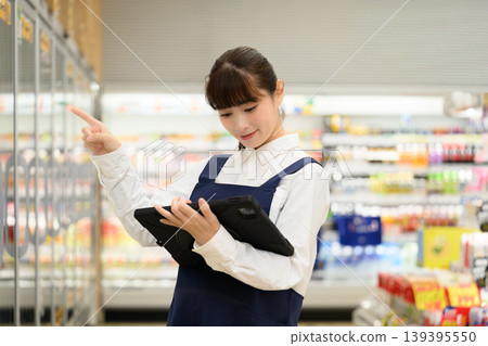 在超市工作的女店員 139395550