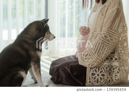 準媽媽和她們的寵物合影 準媽媽和她們的寵物合影 139395859
