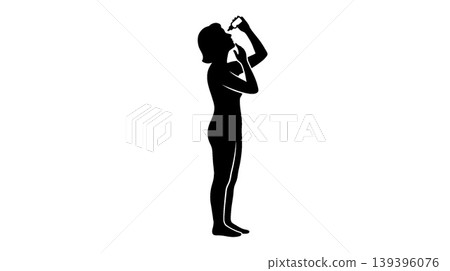 一位女士正在滴眼藥水的剪影 一位女士正在滴眼藥水的剪影 139396076
