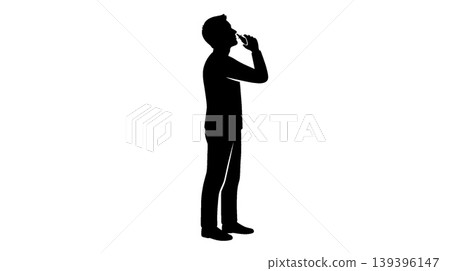 一名男子使用鼻腔噴劑的剪影 一名男子使用鼻腔噴劑的剪影 139396147