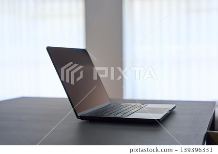 筆記型電腦放在桌上 筆記型電腦放在桌上 139396331