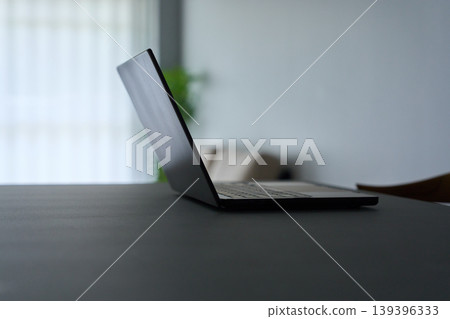 筆記型電腦放在桌上 筆記型電腦放在桌上 139396333