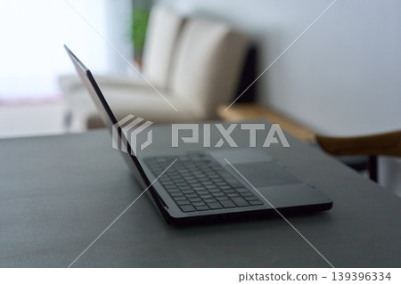 筆記型電腦放在桌上 筆記型電腦放在桌上 139396334