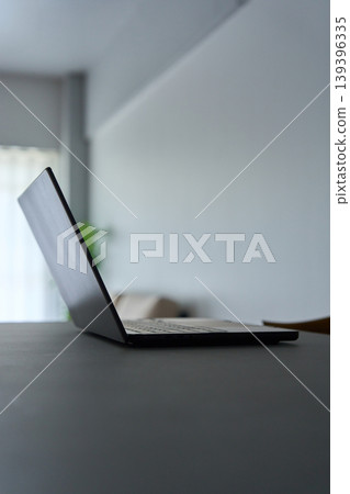 筆記型電腦放在桌上 筆記型電腦放在桌上 139396335