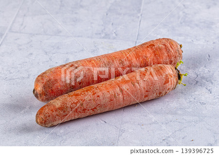 Fresh ripe raw carrots heap 139396725