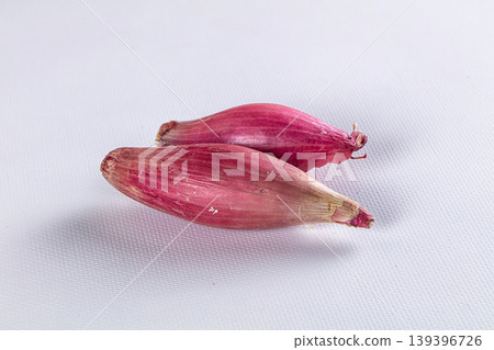 Raw purple ripe shallot onion Raw purple ripe shallot onion 139396726
