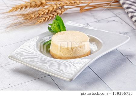 Round dessert cheesecake New York 139396733