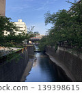 一條水量很少的河流，景色優美。 139398615