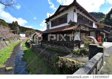 世界遺產石見銀山銀礦大森地區的城鎮景觀以及銀山川。 世界遺產石見銀山銀礦大森地區的城鎮景觀以及銀山川。 139399007