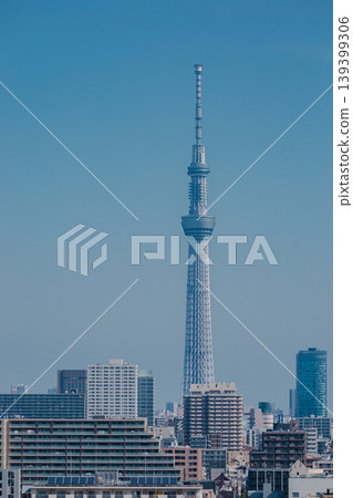 東京晴空塔和城市天際線;遠處建築群後方可見一座無線電塔。 東京晴空塔和城市天際線;遠處建築群後方可見一座無線電塔。 139399306