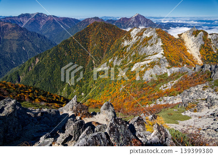 從南阿爾卑斯山脈鳳凰三山的觀音岳上可以看到地藏岳、甲斐駒岳和千丈岳的秋葉。 從南阿爾卑斯山脈鳳凰三山的觀音岳上可以看到地藏岳、甲斐駒岳和千丈岳的秋葉。 139399380