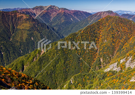 Autumn foliage on the high peaks and Senjōgatake as seen from Kannon-dake in the Southern Alps, Hōō Sanzan. Autumn foliage on the high peaks and Senjōgatake as seen from Kannon-dake in the Southern Alps, Hōō Sanzan. 139399414