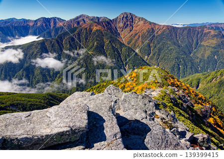 從南阿爾卑斯山、鳳凰山和觀音岳看到的白峰三山的秋色。 從南阿爾卑斯山、鳳凰山和觀音岳看到的白峰三山的秋色。 139399415
