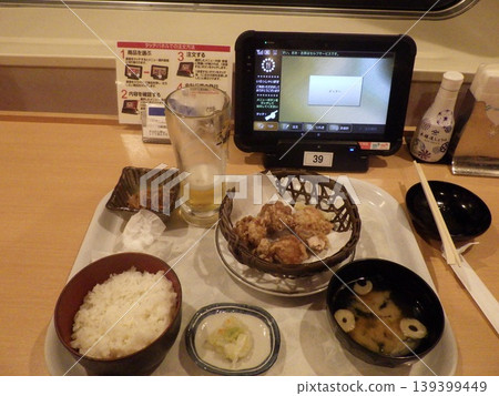 新日本海渡輪上的餐廳供應美味的炸雞。 新日本海渡輪上的餐廳供應美味的炸雞。 139399449