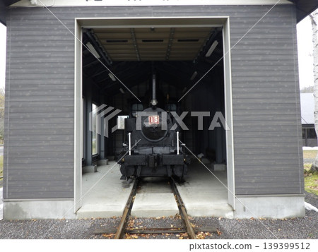 一輛已經結束漫長服役生涯的蒸汽機車,正在機車庫裡度過餘生。 一輛已經結束漫長服役生涯的蒸汽機車,正在機車庫裡度過餘生。 139399512