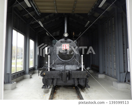 一輛小型蒸汽機車,曾經馳騁在北海道廣闊的草原上,如今卻在機車庫裡度過餘生。 一輛小型蒸汽機車,曾經馳騁在北海道廣闊的草原上,如今卻在機車庫裡度過餘生。 139399513