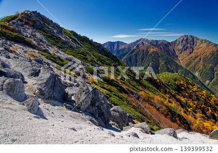 南阿爾卑斯山的秋色:侯王山、觀音山和白峰山。 南阿爾卑斯山的秋色:侯王山、觀音山和白峰山。 139399532