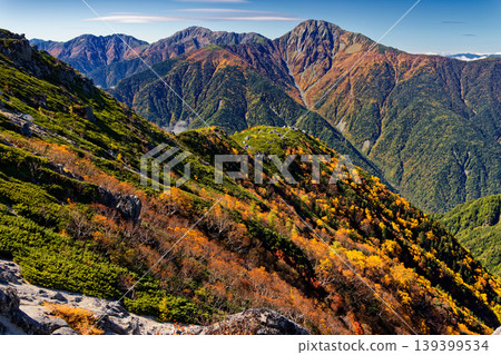 從南阿爾卑斯山脈的鳳王三山和觀音嶽山脊上眺望白峰三山的秋景。 139399534