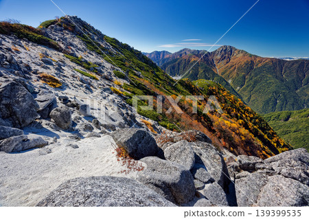 南阿爾卑斯山的秋色：侯王山、觀音山和白峰山。 139399535