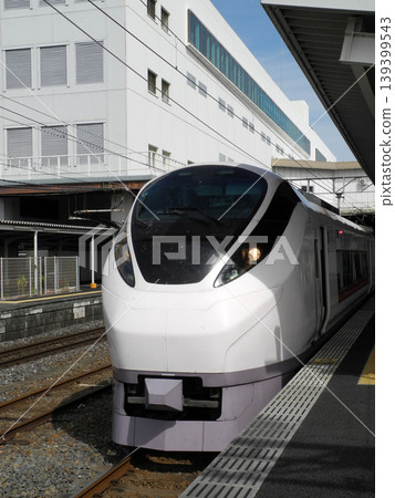 一列特快列車停靠在常磐線土浦站。 一列特快列車停靠在常磐線土浦站。 139399543