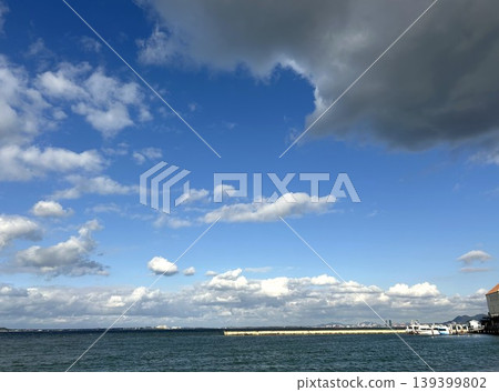 船漂浮在海面上 139399802