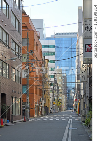 神田深邃而廣闊的街景:幾何形狀的電線和現代建築交相輝映,構成了一幅都市生活的日常圖景。 神田深邃而廣闊的街景:幾何形狀的電線和現代建築交相輝映,構成了一幅都市生活的日常圖景。 139399814