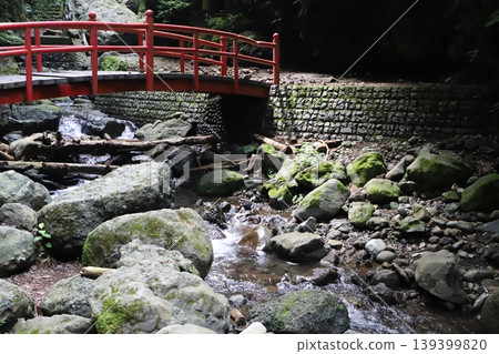 Shasui Falls (Yamashita Town, Ashigarakami District, Kanagawa Prefecture) and the Red Bridge 139399820