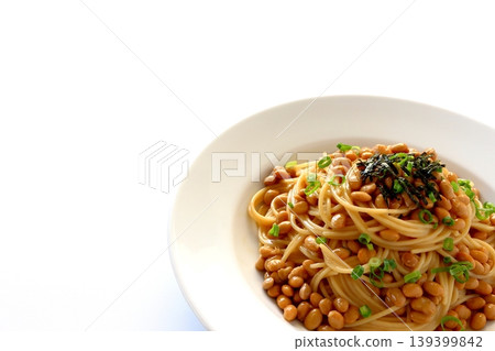 白色背景上的納豆意麵 白色背景上的納豆意麵 139399842