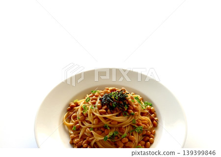 白色背景上的納豆意麵 白色背景上的納豆意麵 139399846