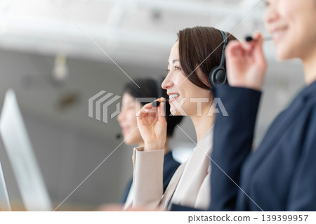 在呼叫中心工作的女接線員 在呼叫中心工作的女接線員 139399957