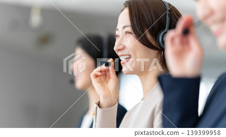 在呼叫中心工作的女接線員 139399958