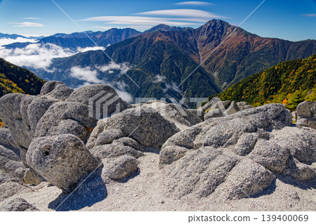 從赤貫澤之魂眺望白峰三峰,赤貫澤之魂是南阿爾卑斯山脈鳳凰三峰的一部分。 從赤貫澤之魂眺望白峰三峰,赤貫澤之魂是南阿爾卑斯山脈鳳凰三峰的一部分。 139400069