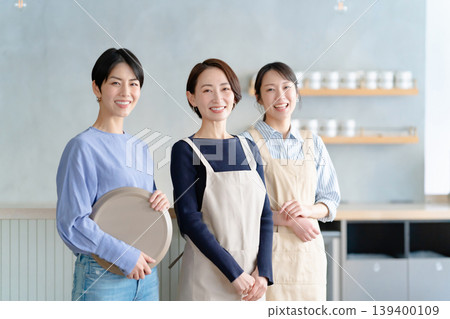 一個女人在一家咖啡館工作 一個女人在一家咖啡館工作 139400109