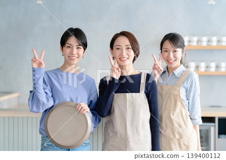 一個女人在一家咖啡館工作 一個女人在一家咖啡館工作 139400112