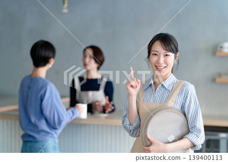 一個女人在一家咖啡館工作 139400113