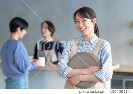 一個女人在一家咖啡館工作 一個女人在一家咖啡館工作 139400114