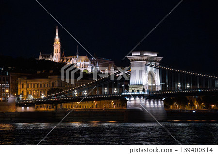 夜間燈火通明的鏈橋 夜間燈火通明的鏈橋 139400314