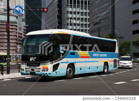 阪急觀光公司的豪華巴士在大阪站前行駛 阪急觀光公司的豪華巴士在大阪站前行駛 139400328