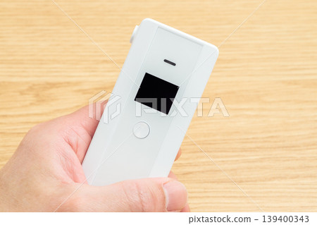 左手拿著酒精測試儀 139400343