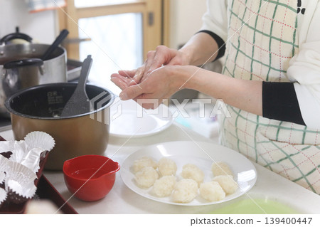 Woman making ohagi 139400447