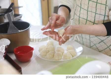 Woman making ohagi Woman making ohagi 139400448