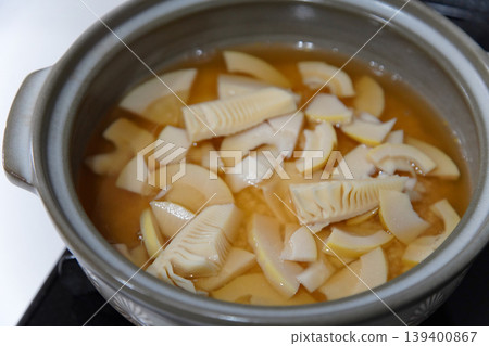 用砂鍋煮筍飯 用砂鍋煮筍飯 139400867