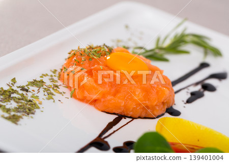 Raw salmon tartare Raw salmon tartare 139401004