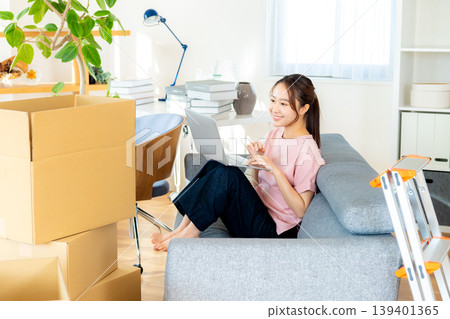 Young woman packing 139401365