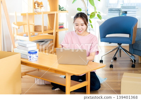年輕女子包裝 139401368